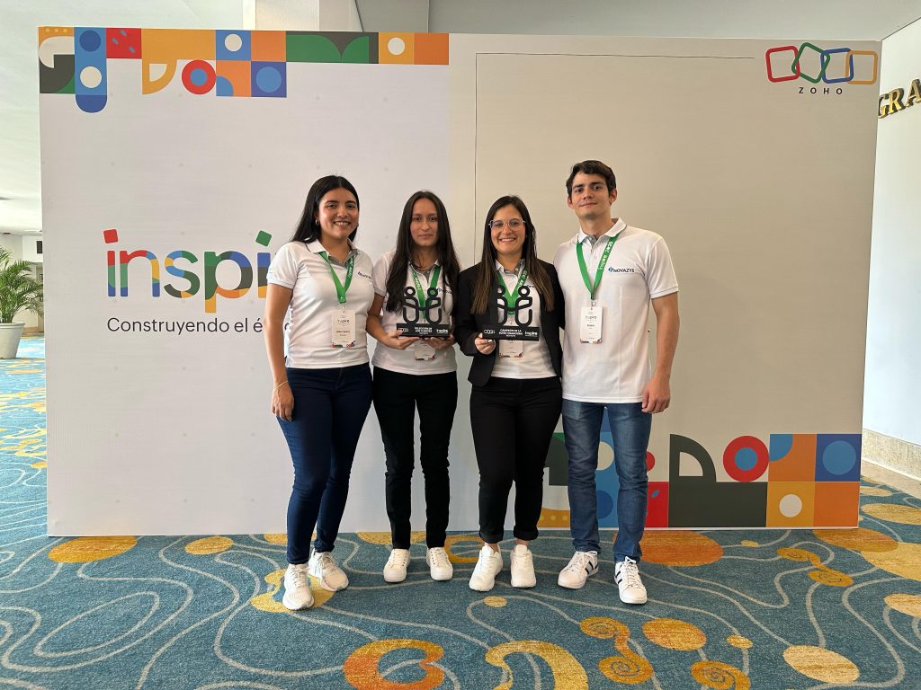 Equipo Novazys con Premios Zoho 2025